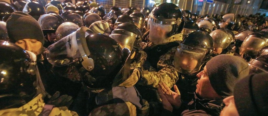Przepychanki ukraińskiej policji z nacjonalistami w centrum Kijowa. Do zamieszek doszło wczoraj wieczorem, podczas obchodów trzeciej rocznicy starć na Majdanie. 