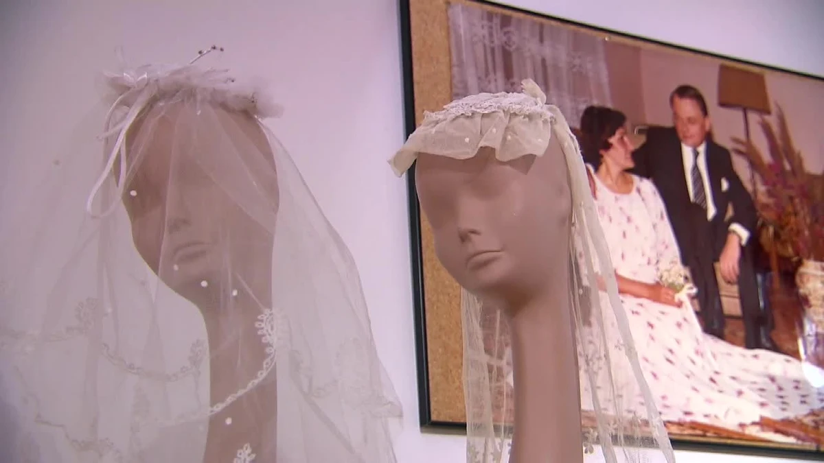 Centrum Kultury Wilanów zaprasza do galerii Taras Sztuki na wystawę strojów ślubnych z lat minionych. Lata 1944-1989 to dla mody w Polsce okres trudny, ale przez to ciekawy. Aby nadążyć za modą zachodnią, zwłaszcza w tak ważnym dniu jak ślub, w trudnych realiach PRL-u panny młode musiały włożyć niemało wysiłku w to, by wyglądać wyjątkowo. "Na wystawie można zobaczyć to, co Polki nosiły w czasach PRL-u, nie to co wymyślali kreatorzy. Chodziło nam też o to, żeby osoby zwiedzające wystawę mogły powiedzieć, że to miały na sobie" - mówi Zuzanna Żubka-Chmielewska, organizatorka wystawy, historyk mody. 