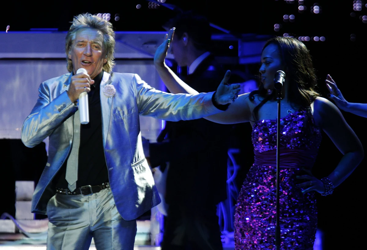 Rozpoczęta w Krakowie tegoroczna trasa Roda Stewarta odbywa się pod hasłem "The Hits" i faktycznie 72-letni wokalista przebojów nam nie poskąpił. I to jakich! - czytamy w relacji na Interia.pl.