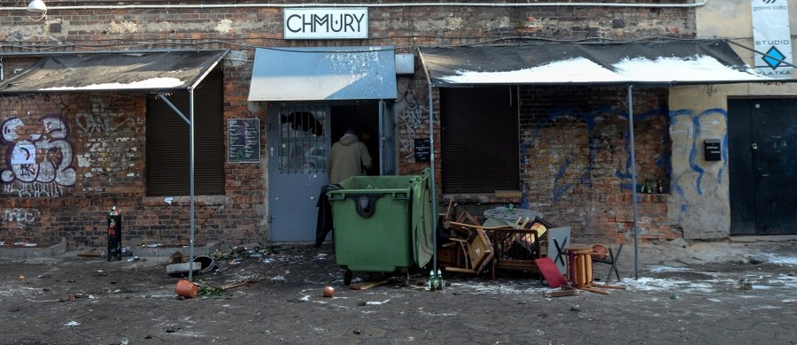 Dwie osoby usłyszały zarzuty w związku z atakiem na klub „Chmury” w Warszawie. Do zdarzenia doszło w ubiegłą środę. W lokalu przebywało kilkunastu kibiców Ajaksu Amsterdam, który następnego dnia grał ze stołeczną Legią.