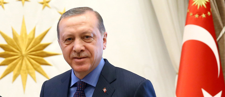 Proces 47 osób oskarżonych o próbę zabójstwa tureckiego prezydenta Recepa Tayyipa Erdogana rozpoczął się w poniedziałek w Mugli na zachodzie Turcji. Do próby tej miało dojść w hotelu nad Morzem Egejskim podczas nieudanego zamachu stanu z 15 lipca 2016 roku.