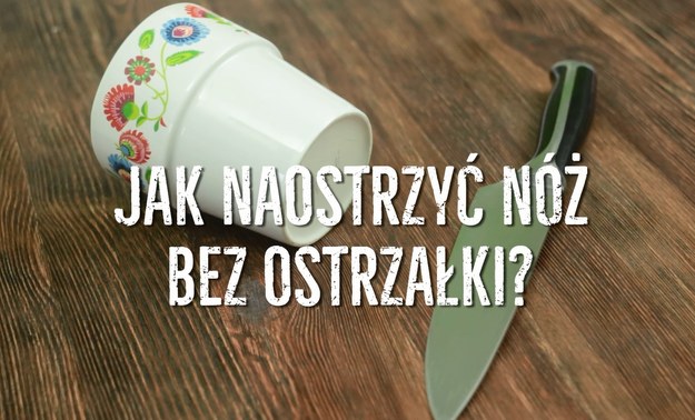 Noże - niezbędne w każdej kuchni, bez niego cokolwiek przygotować. Powiedzenie mówi, że ostrość noży świadczy o szefie kuchni - nie da się ukryć, że ostre noże to podstawa. Czasem trudno jednak zebrać się do fachowca, który profesjonalnie naostrzy nasze noże, a nie każdy z nas ma w domu ostrzałkę - jedno z najbardziej przydatnych narzędzi domowych. Jak więc poradzić sobie z ostrzeniem noży bez ostrzałki? Zobaczcie nasz sprytny sposób. Wszystko, czego potrzebujecie, to jedynie... kubek!