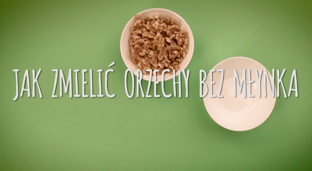 Mielone orzechy to podstawa wielu ciast, deserów, a także dekoracji naszych potraw. Dawniej każdy dom zaopatrzony był w ręczną maszynkę do mielenia, dziś to już rzadkość. Jak poradzić sobie w sytuacji, gdy nie mamy czym zmielić orzechów? Są na to szybkie i proste sposoby. Zobaczcie, jak zmielić orzechy bez młynka!