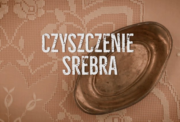 Srebro to wyjątkowy metal, z którego przedmioty cieszą nasze oko. Popularna jest srebrna biżuteria, a także różnego rodzaju naczynia - głównie dekoracyjne. Srebro ma jednak tę wadę, że szybko się brudzi, staje się jakby pokryte brudem, przyprószone ciemnymi plamkami. Jak wyczyścić przedmioty ze srebra, by znów zachwycały nas pełnią swojego blasku? Są na to domowe sposoby - zobaczcie, jak w kilka chwil wyczyścić srebro!