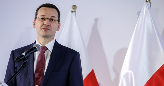 Polska może stać się pionierem i liderem elektromobilności - przekonywał w Warszawie wicepremier, minister rozwoju i finansów Mateusz Morawiecki. Podkreślił, że wkrótce po polskich drogach będzie jeździło 1000 elektrycznych autobusów. Polski Fundusz Rozwoju (PFR) podpisał w poniedziałek list intencyjny m.in. z resortem rozwoju i energii, oraz samorządami reprezentującymi 41 polskich miast i gmin w sprawie rozwoju elektromobilności. Porozumienie podpisały też Narodowe Centrum Badań i Rozwoju (NCBiR) oraz Narodowy Fundusz Ochrony Środowiska i Gospodarki Wodnej (NFOŚiGW).