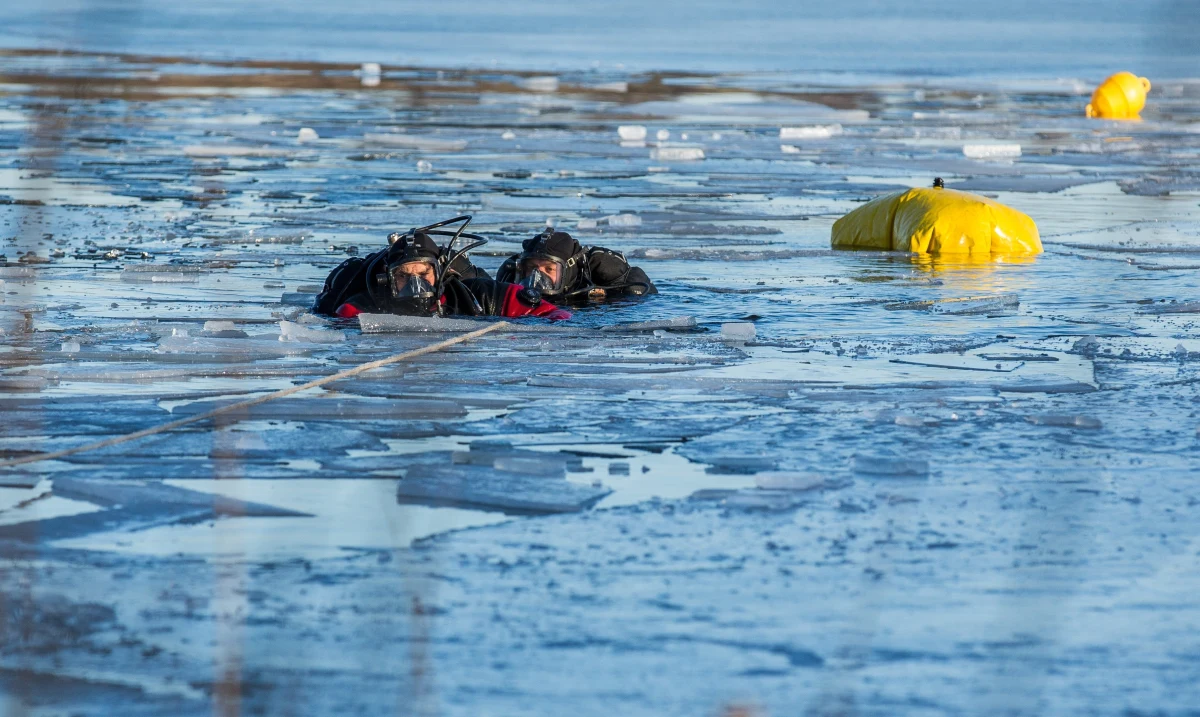 Mężczyzna jeżdżący quadem, pod którym na jeziorze załamał się lód, usłyszał zarzut narażenia pasażera pojazdu na niebezpieczeństwo utraty życia - poinformowała szczecińska prokuratura. W wypadku zginął drugi mężczyzna.
