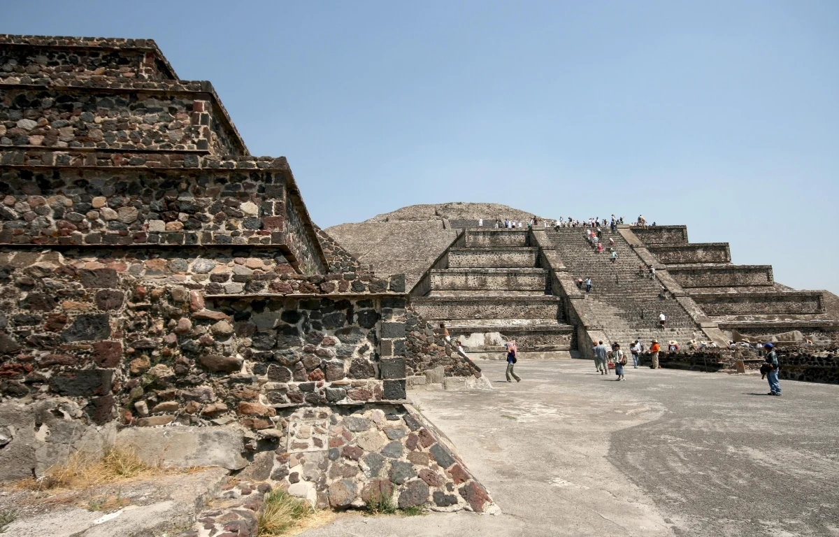 Upadek cywilizacji Azteków nastąpił najprawdopodobniej w następstwie epidemii salmonellozy - pisze na swej stronie internetowej czasopismo "Nature", opisując odkrycie międzynarodowej grupy naukowców, pracujących pod kierunkiem badaczy z Max Planck Institute w Jenie. Ich zdaniem przywleczona przez hiszpańskich konkwistadorów bakteria Salmonella enterica zdziesiątkowała ludność zamieszkującą tereny obecnego Meksyku i doprowadziła do upadku ich kultury. Przekonują o tym między innymi ślady DNA tej bakterii, znalezione w szczątkach osób, które padły ofiarą epidemii około połowy XVI wieku.