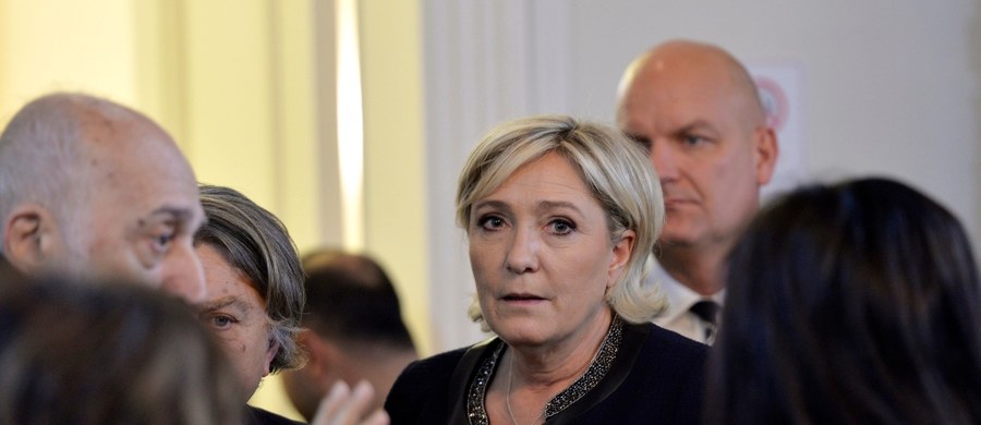​Francuska policja przeprowadziła rewizję w siedzibie skrajnie prawicowego Frontu Narodowego. Ma to związek ze śledztwem w sprawie domniemanego, nielegalnego wykorzystywania funduszy unijnych przez szefową ugrupowania Marine Le Pen, która króluje w sondażach popularności przed zbliżającymi się wyborami prezydenckimi.