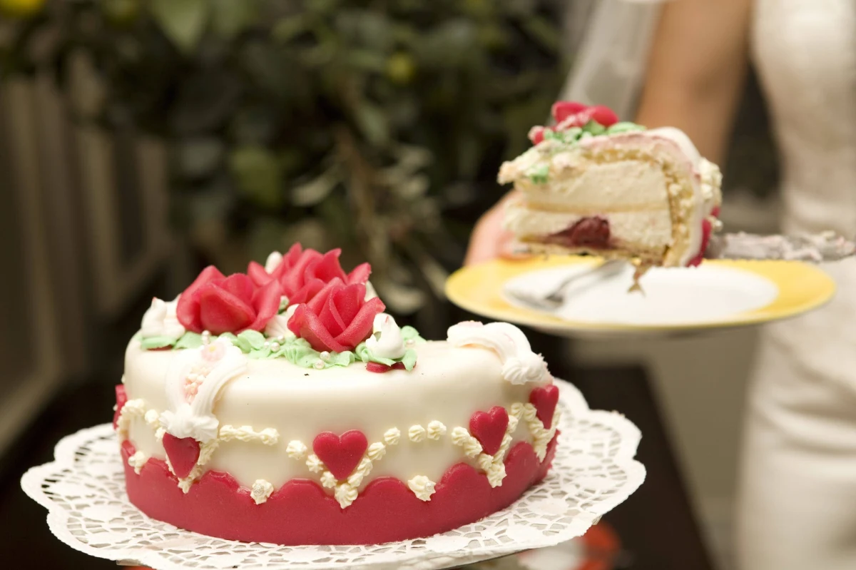 ​40-letnia Brytyjka organizuje ślub z samą sobą. Jak twierdzi ma już dosyć szukania męża i zamierza świętować zamążpójście w swoje nadchodzące urodziny. Pani Lynne Gollogly wystąpi w białej sukni i zamierza symbolicznie odpowiedzieć "tak" na pytanie, które zada sobie sama.