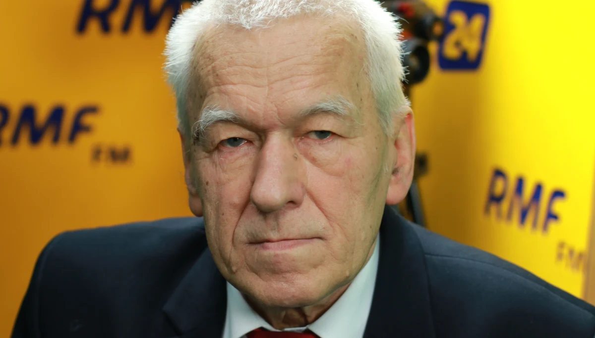 „Lech Wałęsa jest symbolicznym człowiekiem Solidarności, symbolem Polski. To bardzo smutne, że nie mówi prawdy” – mówił w Porannej rozmowie w RMF FM poseł Kornel Morawiecki. Przyznał także, że jeśli Wałęsa nie zmieni swojego podejścia, to lotnisko w Gdańsku nie powinno nosić jego imienia. „Jeżeli Lech Wałęsa nie powie prawdy, to powinno się zmienić nazwę lotniska w Gdańsku. To jest coś nie w porządku, nie można kłamać wiecznie” – tłumaczył. „Wałęsa jest symbolem, ale nie można symboli oddzielać od prawdy” – mówił gość Roberta Mazurka. O szefie MON mówił, że jest ważnym człowiekiem. "Jest bardzo ważnym człowiekiem w rządzie, ale w sprawach Smoleńska jest za bardzo zakręcony” – powiedział marszałek senior. „Próbuje dociec prawdy, którą postrzega on sam, a nie próbuje spojrzeć na to obiektywnie. Brakuje otwartości. Powinien rozmawiać też z członkami komisji Millera, a nie tylko z tymi, którzy mu potakują” – tłumaczył Morawiecki. 