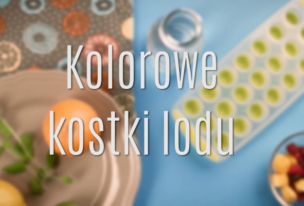 Sposób na kolorowe kostki lodu jest banalny i naprawdę przyjemny - wielobarwne kosteczki mogą dać wiele radości nie tylko dzieciom, a także świetnie udekorować nasze napoje. Nie da się ukryć, że w upalne dni kostki lodu to konieczność. Zobaczcie, jak prosto zrobić kolorowe kostki lodu!