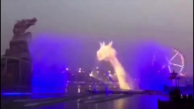 Niesamowity film z hipnotyzującą projekcją. Nagranie pochodzi z chińskiego Tianjin i przedstawia niezwykle realistyczną animację smoka w formie świetlnej fontanny. Pokaz przyciągnął tłumy zachwyconych gapiów.