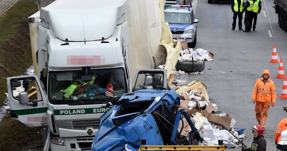 Przywrócono ruch na lewym pasie na autostradzie A1 w kierunku Katowic pomiędzy węzłami Łódź Północ i Brzeziny. W nocy doszło tam do zderzenia dwóch samochodów ciężarowych, w którym zginęła jedna osoba, a druga została ranna.