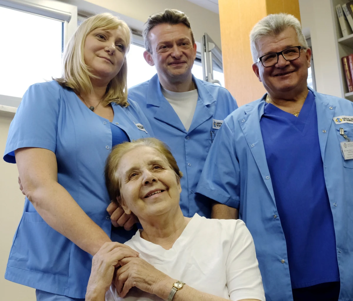 Tytanową endoprotezę, wykonaną z wykorzystaniem technologii 3D wszczepili 78-letniej pacjentce lekarze w Szpitalu Miejskim w Zabrzu. Poprzednia endoproteza odmówiła posłuszeństwa. Pojawiły się też duże ubytki kostne, które uniemożliwiły standardowe leczenie.
