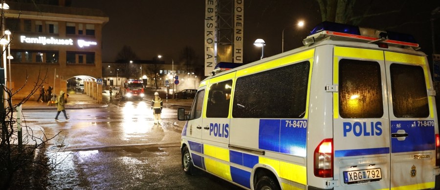 ​Szwedzka policja potwierdziła, że użyła broni, by opanować zamieszki, do których doszło w poniedziałek wieczorem w zamieszkanej w większości przez imigrantów sztokholmskiej dzielnicy Rinkeby.