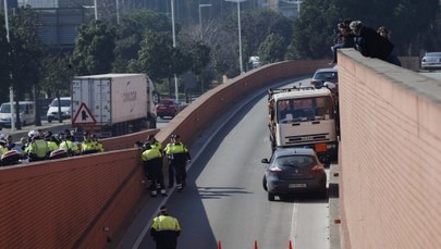 Strzały w Barcelonie. Mężczyzna ukradł ciężarówkę i taranował pojazdy