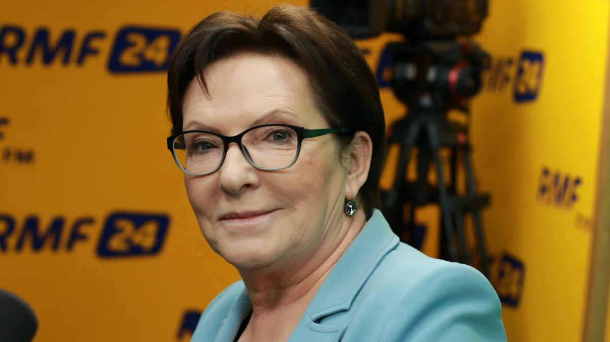 „To nie przez PO został napisany ten scenariusz, ale przez autorów obecnej ustawy” – powiedziała w Popołudniowej rozmowie w RMF FM Ewa Kopacz, komentując przyjęcie przez rząd Beaty Szydło projektu ustawy o sieci szpitali. Była szefowa rządu i minister zdrowia przytoczyła przy tym oceny Platformy Obywatelskiej, według których zmiany miałyby doprowadzić do likwidacji 200-300 szpitali. „A obecnie panujący minister zdrowia czaruje nas, opowiada, że lekarze i samorządowcy będą szczęśliwi. (...) – podkreśliła Kopacz. Jak dodała, "sprawą honoru jest to, żeby dzisiaj uczciwie uchronić Polaków przed nieszczęściem, które funduje Radziwiłł". Była premier odniosła się także do kontrowersji wokół działań ministra Jana Szyszki. „PiS w kampanii wyborczej zarzucało Platformie, że chce prywatyzować lasy. To było kłamstwo wyborcze (...). Tymczasem obecny minister środowiska firmuje ustawę, która pozwala na wycinanie wszystkiego, co nazywa się drzewem (…). Niszczą od Trybunału Konstytucyjnego, po przysłowiową gruszę” – oceniła Kopacz. 
