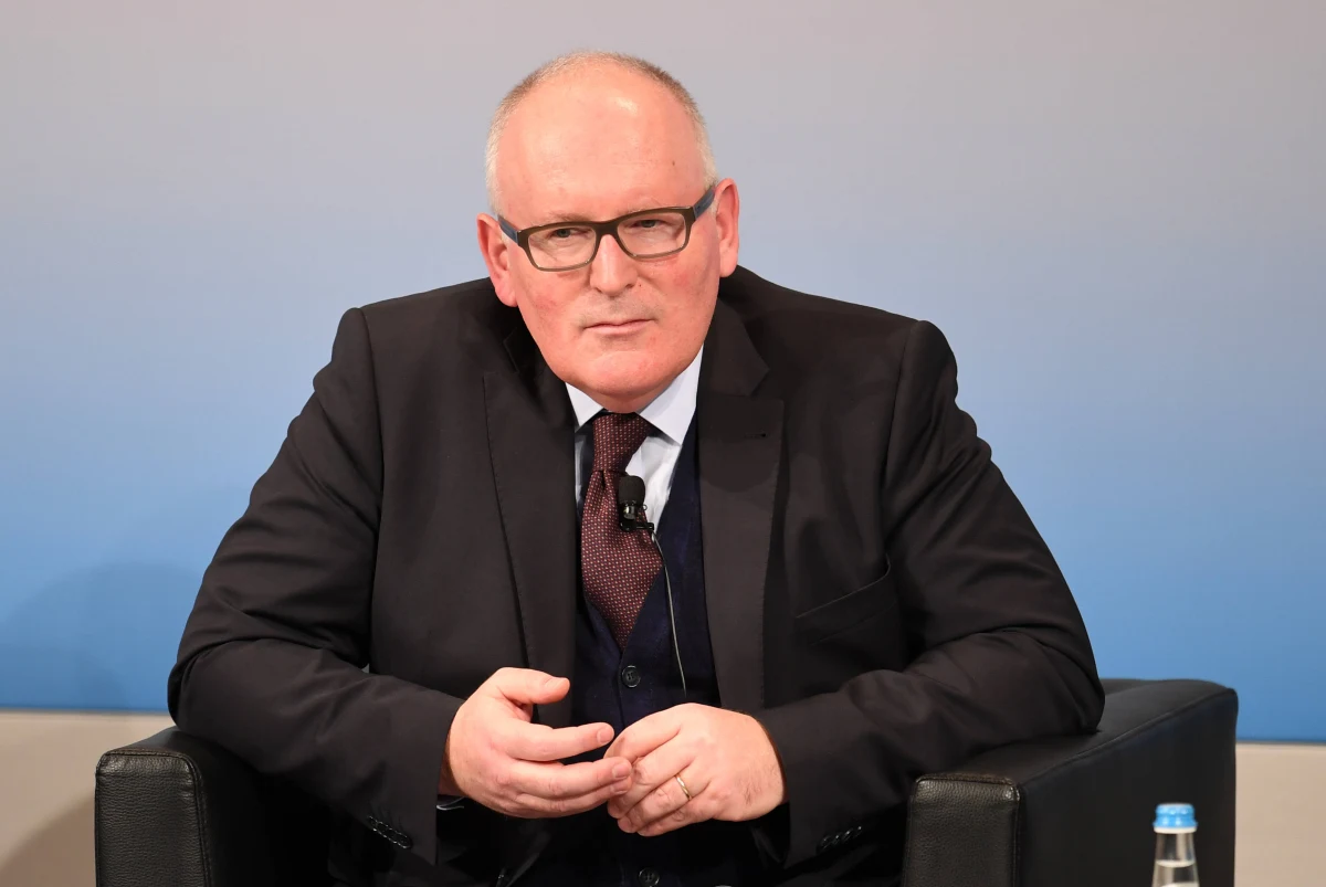 Podczas cotygodniowego posiedzenia Komisji Europejskiej, jej wiceprzewodniczący Frans Timmermans poinformuje pozostałych komisarzy o odpowiedzi polskich władz na zalecenia Brukseli w sprawie Trybunału Konstytucyjnego. Czego można się spodziewać po tym spotkaniu? Nie będzie jeszcze decyzji o przejściu do kolejnego etapu, czyli wniosku o nałożenie sankcji wobec Polski. Timmermans powie jednak o zarzutach wobec KE.