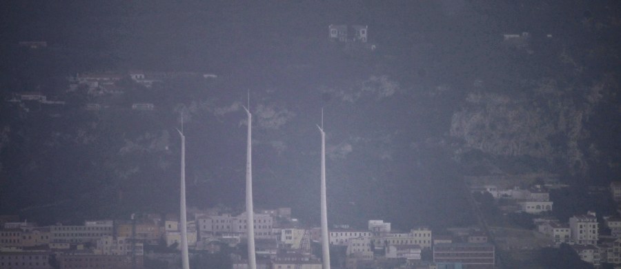 Jacht rosyjskiego miliardera Andrieja Melniczenki został zatrzymany na Gibraltarze. Warta 360 milionów funtów jednostka znajduje się pod nadzorem władz portowych. Chodzi o niespłacone zobowiązania wobec stoczni, która ją zbudowała. Według brytyjskich mediów Rosjanin wciąż jest winien tej firmie 13 milionów funtów.