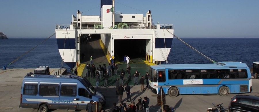 Kilkudziesięciu imigrantów, którzy otrzymali nakaz opuszczenia Włoch, wywołało burdy na promie płynącym z Cagliari na Sardynii do Neapolu - podały włoskie media na podstawie relacji pasażerów. Wśród imigrantów byli głównie Algierczycy.