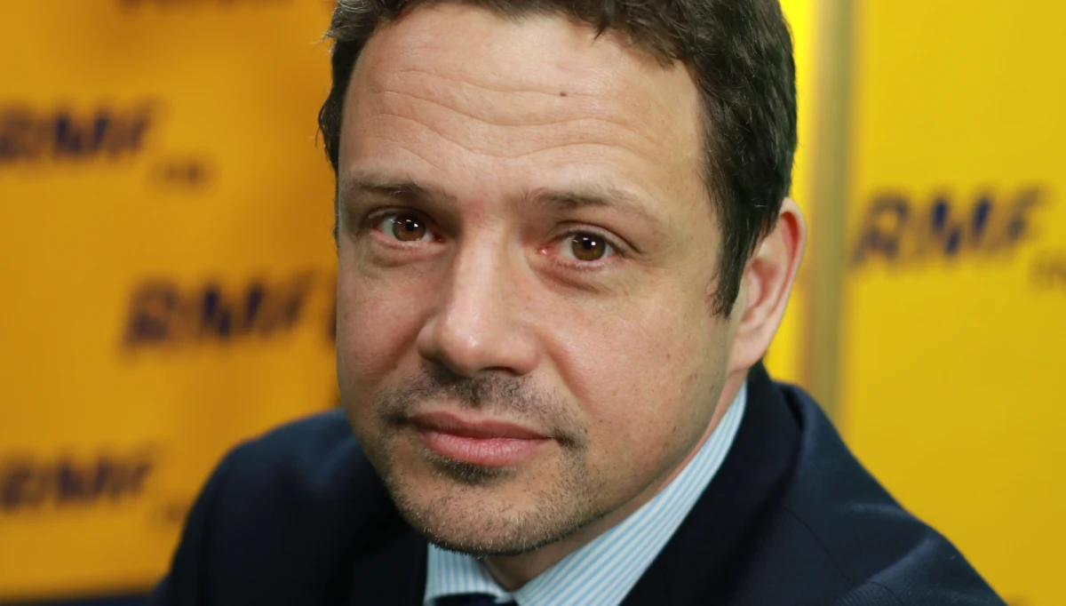 „Minister Szyszko skupia się na tym, żeby strzelać do zwierzyny i wycinać drzewa. Z tego jest słynny” – mówił w Porannej rozmowie w RMF FM poseł Rafał Trzaskowski. O zwiększonej wycince drzew, czyli tzw. „Lex Szyszko” mówi, że ta ustawa wymaga zmian. „Jeżeli mówimy o prywatnych działkach, to procedury powinny być ułatwione, ale nie powinno być tak, że można wycinać stare drzewa. Jeśli chodzi o własność publiczną, to tu sytuacja powinna inaczej wyglądać” – tłumaczy przedstawiciel Platformy Obywatelskiej. „W sprawach ekologii – jak wycinanie drzew, smog – obywateli trzeba edukować” – dodaje gość Roberta Mazurka. 
