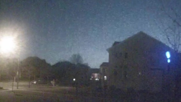 Oto niezwykła chwila - meteor spada z nieba i uderza w ziemię. Wybuchowi towarzyszy oślepiający zielony błysk. A wszystko to w Highland, w stanie Indiana, w USA.