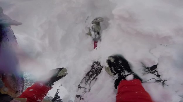 Tym razem mamy historię z happy endem. Doświadczony snowboardzista wyszedł cały, zdrowy i bez szwanku, chociaż leżał głową w dół w śniegu przez kilkanaście minut. Ekscytująca wyprawa poszła bardzo źle, gdy po upadku spadł z urwiska i wylądował "na głowie", zakopując się w śniegu.