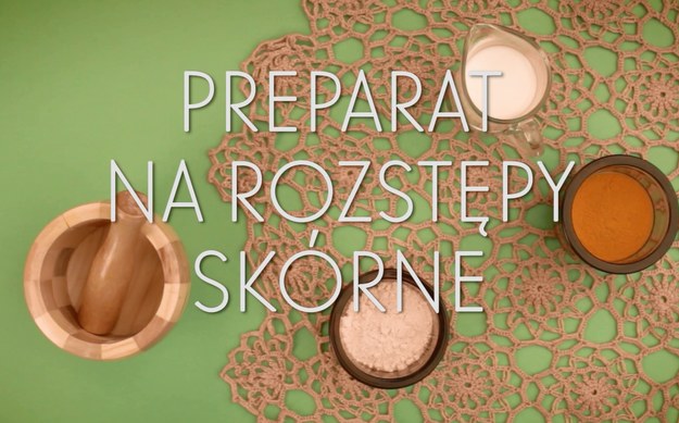 Rozstępy na skórze to poważny problem, który trudno zlikwidować, a dotyczy coraz większej liczby kobiet. Problem estetyczny - te cienkie, różowe paski, otoczone zdrową skórą, wyglądają nieciekawie, a najbardziej boją się ich młode mamy. Można oczywiście kupować drogie środki, które niestety nie zawsze są skuteczne. Teraz mamy dla was domowy sposób na rozstępy - rewelacyjnie pomaga w walce z rozstępami. Zobaczcie, jakie to proste!