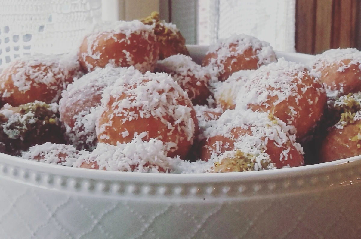 Przysmak rodem z sułtańskiego pałacu - lokma, czyli pączki smażone na głębokim tłuszczu, ociekające cytrynowym syropem, posypane cynamonem lub posiekanymi pistacjami albo... jednym i drugim. W końcu w Tłusty Czwartek mniej wcale nie znaczy więcej!