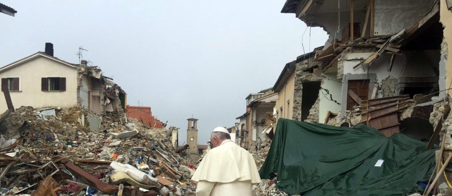 Papież Franciszek postanowił pomóc producentom i sprzedawcom żywności ze środkowych Włoch pogrążonych w trudnościach z powodu niedawnych trzęsień ziemi. Papieski jałmużnik abp Konrad Krajewski pojechał tam kupić produkty w imieniu papieża.