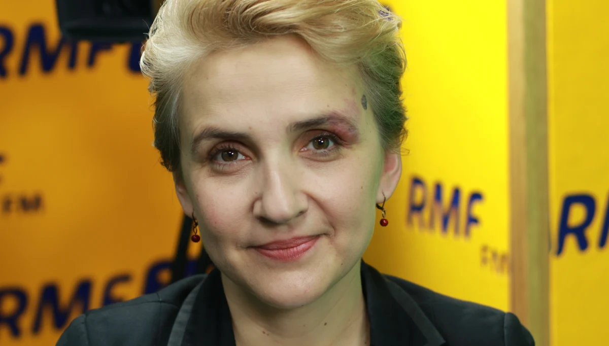 „Joanna Schmidt nie ponosi żadnych konsekwencji, jest wiceprzewodniczącą w zarządzie partii” – mówiła posłanka Nowoczesnej Joanna Scheuring-Wielgus pytana o sytuację swojej koleżanki Joanny Schmidt. „Obydwie odeszłyśmy z prezydium, bo zbliżają się wybory samorządowe i skupiamy się na pracy w zarządzie” – dodaje polityk w Porannej rozmowie w RMF FM. „Były wybory do prezydium klubu Nowoczesnej. Wspólnie 31 posłów wybrało nowe prezydium, są kobiety i mężczyźni” – tłumaczy. O kontrowersyjnym spektaklu „Klątwa” mówi, że każdy ma prawo do własnej oceny, ale też podkreśla, że sztuka jest jedynie fikcją i nie należy się nią zbytnio przejmować. „Do teatru idzie się po to, żeby zobaczyć sztukę, żeby znaleźć się w świecie fikcyjnym” – mówi posłanka Nowoczesnej. 