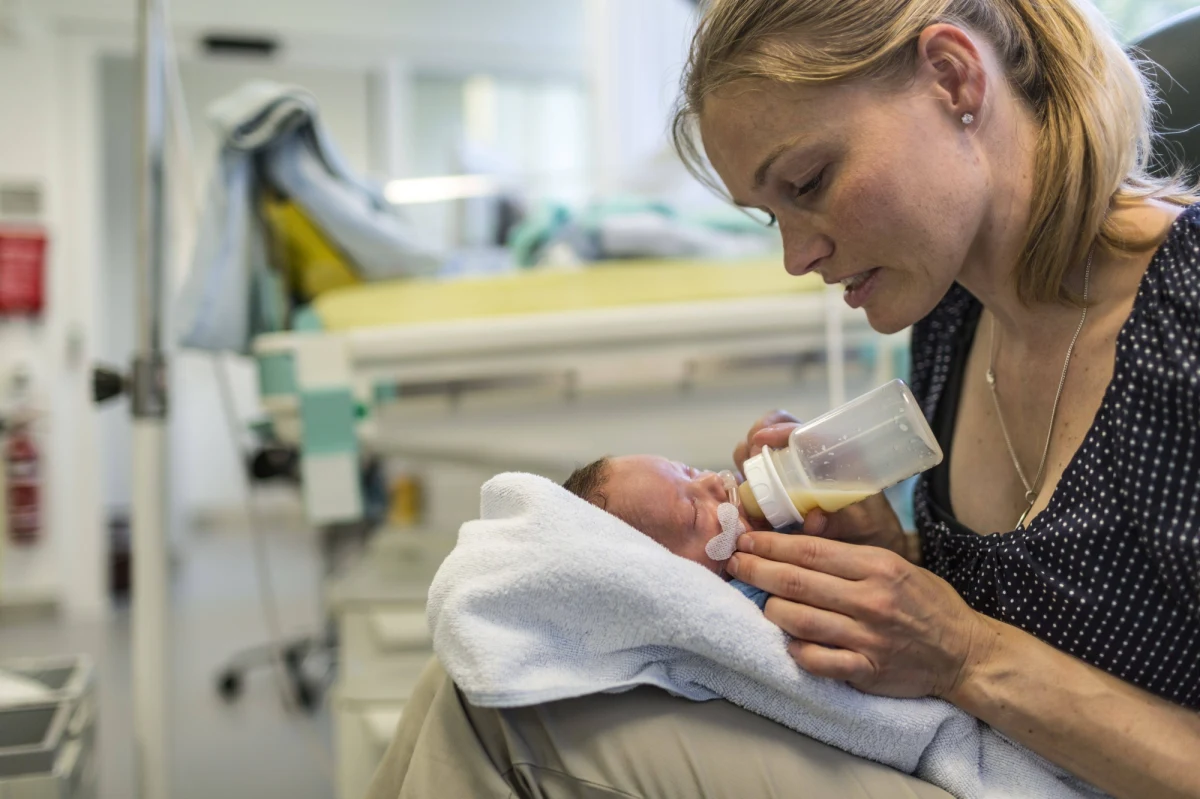 Dlaczego Ministerstwo Zdrowia zdecydowało się na zapis ograniczający kompetencje Ministra Zdrowia ws. określania standardów medycznych - w tym standardów opieki okołoporodowej? Na jakim etapie są prace nad zorganizowaniem systemu standardów opieki okołoporodowej po 2018 r., gdy przestaną obowiązywać obecne? Jakie towarzystwa naukowe mają w przyszłości określać  standardy postępowania medycznego? Na te pytania odpowiada Ministerstwo Zdrowia.