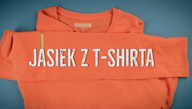 T-shirty, zwłaszcza te, których już nie potrzebujemy, nie muszą wylądować w koszu! W parę chwil można przygotować na przykład poszewkę na jaśka - dając koszulce nowe życie! Do przygotowania takiego jaśka nie musicie być profesjonalnymi krawcami - całość zajmie wam dosłownie parę minut, a efekt będzie zachwycający!