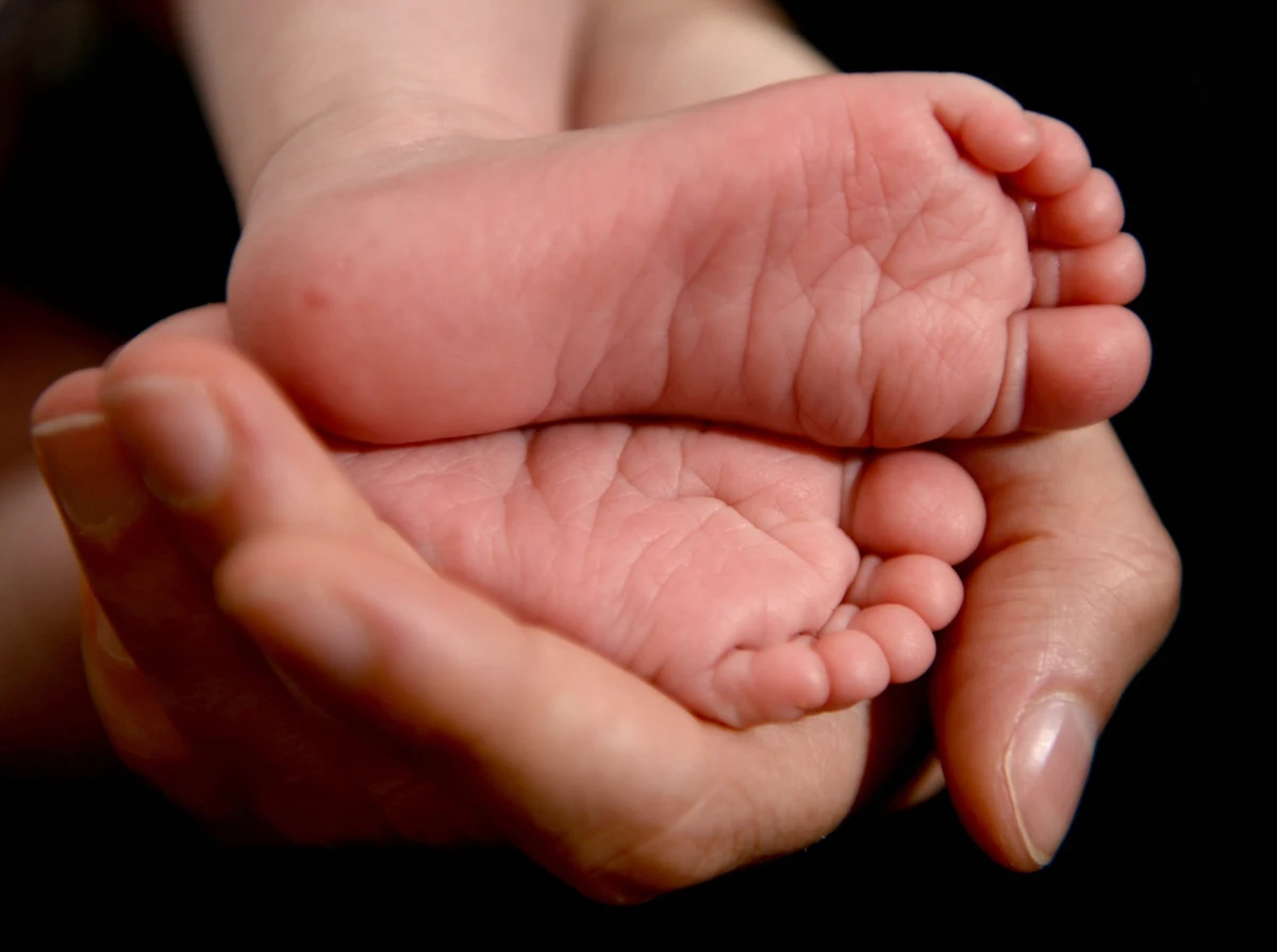 Z trudem wypracowane i wdrażane w życie prawo, chroniące rodzące kobiety i ich dzieci już niebawem przestanie obowiązywać. Dlaczego? Kto naciskał? Jak wprowadzano zmiany? I najważniejsze, kto zadba teraz o rodzące Polki?