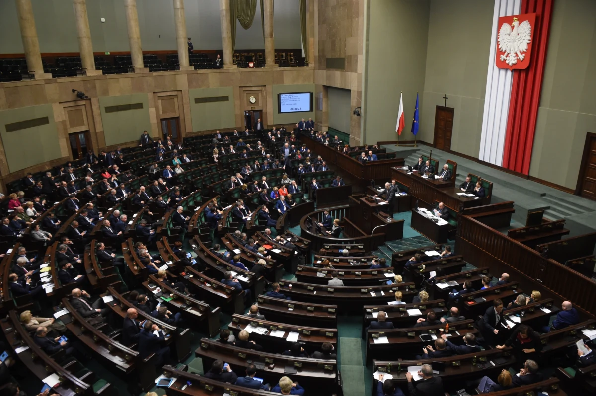 "Platforma Obywatelska w sprawie transportu najważniejszych osób w państwie ma obowiązek milczeć" - powiedział w Sejmie Bartosz Kownacki. Wiceminister obrony przedstawił na wniosek klubu PO informacje ws. wykorzystywania przez premier oraz prezydenta wojskowych samolotów transportowych CASA do celów prywatnych. Jak dodał: to wy macie krew 96 osób na rękach. 