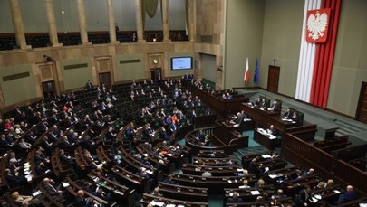 Wiceminister obrony w Sejmie do PO: To wy macie krew 96 osób na rękach 