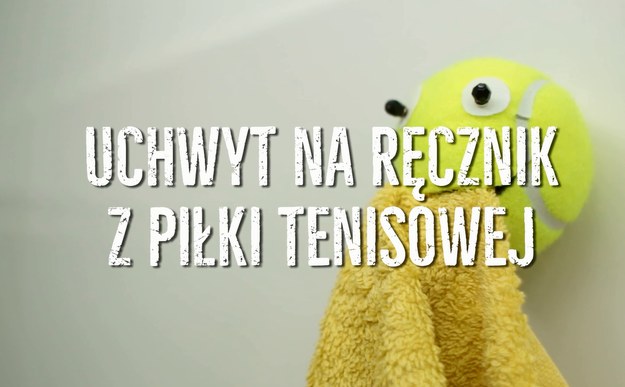 Stare piłki tenisowe nie muszą kończyć swojego życia w koszu na śmieci. Możecie z nich zrobić ciekawy uchwyt na przykład na ręcznik, który wzbudzi ciekawość i radość nie tylko dzieci. Ten sposób na wykorzystanie piłeczek tenisowych jest naprawdę prosty!