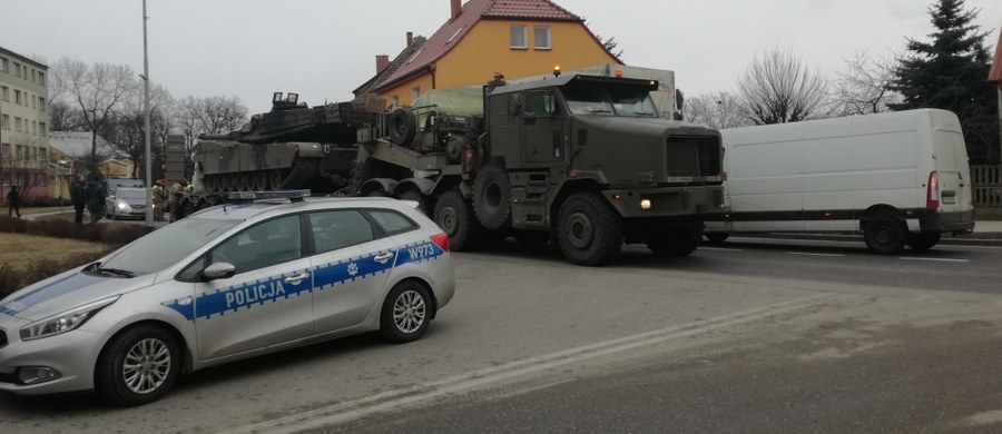 W Mirosławcu doszło do wypadku z udziałem lawety wiozącej amerykański czołg. Podczas wymijania naczepa zahaczyła o dwa tiry. Zdjęcia z miejsca zdarzenia dostaliśmy na Gorącą Linię RMF FM. 