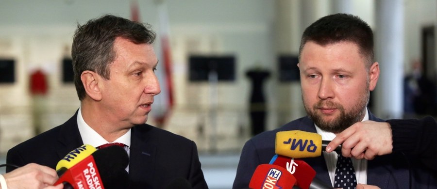 ​"Wiceszef MON Bartosz Kownacki podczas przedstawiania informacji w Sejmie przekroczył wszelkie obowiązujące w parlamencie normy; skierujemy w tej sprawie wniosek do komisji etyki i zastanowimy się nad kolejnymi krokami" - oświadczyli posłowie PO.