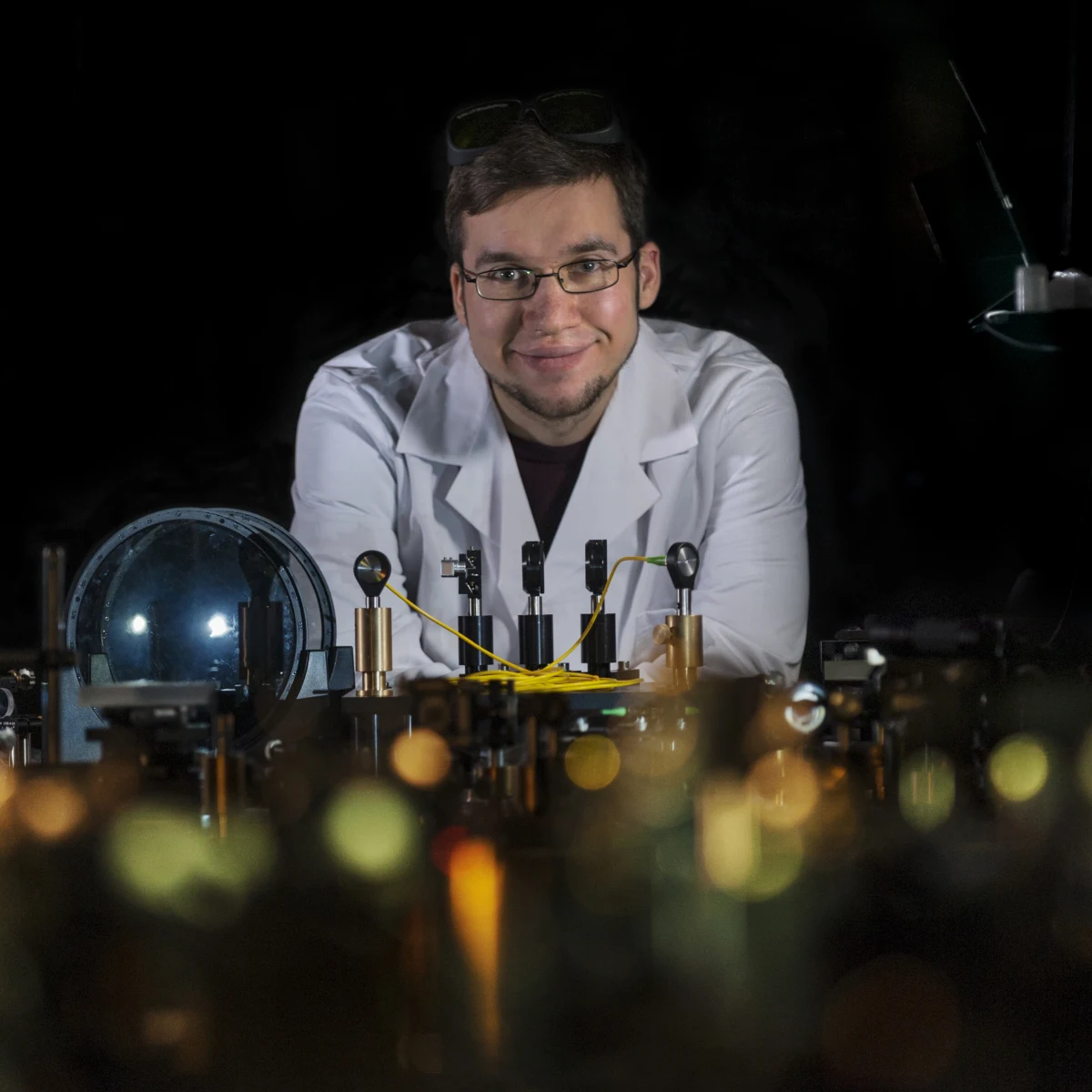 Impulsowe lasery zbudowane w całości na światłowodach są coraz chętniej stosowane przez przemysł. Optycy z warszawskiego Centrum Laserowego Instytutu Chemii Fizycznej PAN i Wydziału Fizyki Uniwersytetu Warszawskiego wytworzyli w światłowodzie ultrakrótkie impulsy o dużej energii, używając w tym celu sposobu, który dotychczas uchodził za... niemożliwy do zrealizowania. Rozwiązanie okazało się nie tylko użyteczne, ale także zaskakująco proste.