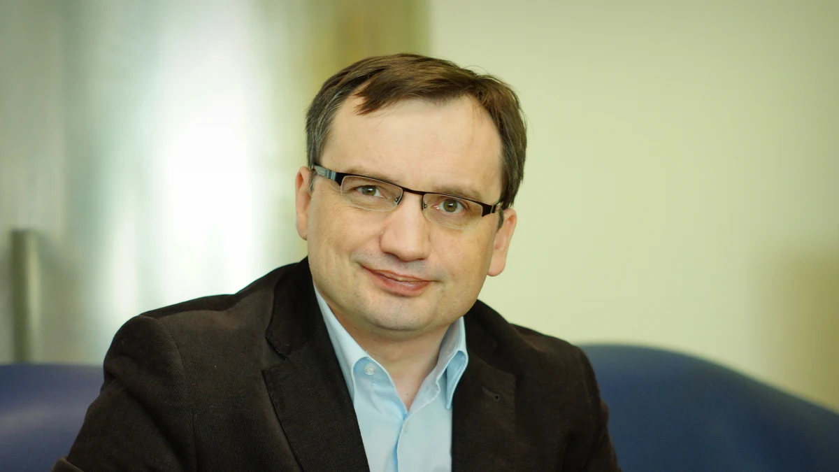 W Ministerstwie Sprawiedliwości powstaje zapis, który pozwoli karać za sformułowania typu "polskie obozy śmierci"? "To prawda. Patryk Jaki pracuje nad projektem. Ja już go zaakceptowałem. Przedstawiłem go wstępnie premier Szydło, która też się pozytywnie odniosła" - mówi Gość Krzysztofa Ziemca w RMF FM, minister sprawiedliwości Zbigniew Ziobro. "Będzie to projekt, który odpowiada oczekiwaniom Polaków, którzy są pomawiani na świecie, w Europie, nawet w Niemczech, że są sprawcami Holokaustu, że w Polsce były polskie obozy koncentracyjne, polskie komory gazowe" - wyjaśnia minister. "Dość z tym kłamstwem! Musi być odpowiedzialność" - komentuje Ziobro. Dodaje, że na początku przyszłego tygodnia wiceminister sprawiedliwości przedstawi ten projekt.