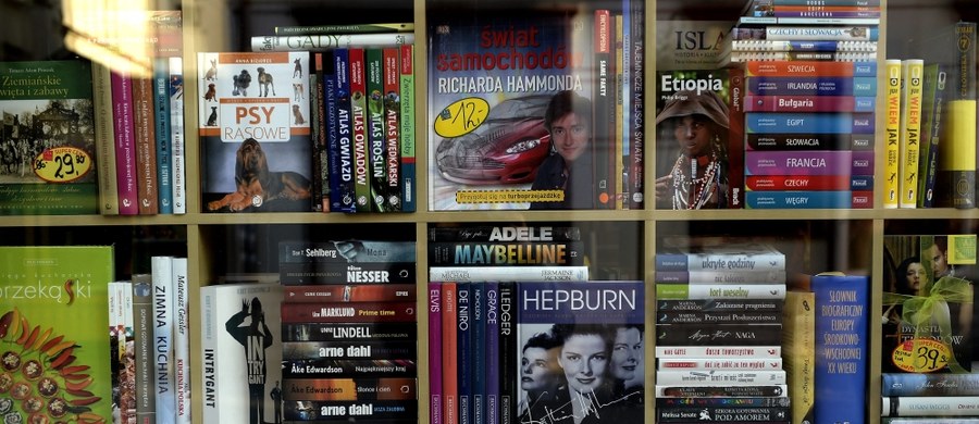 Tak wielu księgarń jak w 2016 roku nie ubyło od co najmniej sześciu lat - pisze "Rzeczpospolita". To efekt fatalnych wyników czytelnictwa Polaków, ale również coraz silniejszej konkurencji internetowej czy sieci hipermarketów - wyjaśnia dziennik. 
