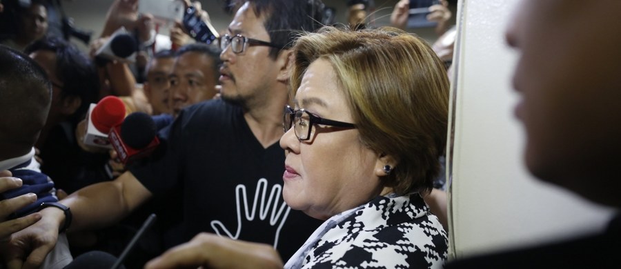 ​Filipińska senator i krytyk prezydenta Rodrigo Duterte została zatrzymana przez służby. Polityk oskarżono o branie łapówek od dilerów narkotyków, którzy przebywają w więzieniu.