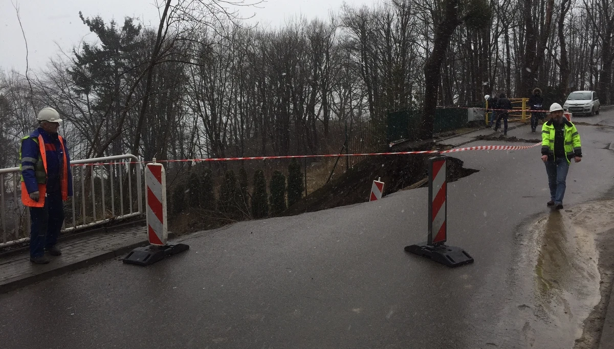 Pogodowy terror na Pomorzu. W Gdyni na Kamiennej Górze w czwartek osunęła się skarpa, przysypując jeden z domów wielorodzinnych. Strażacy ewakuowali 14 mieszkańców domu wielorodzinnego. Nikomu nic się nie stało. 