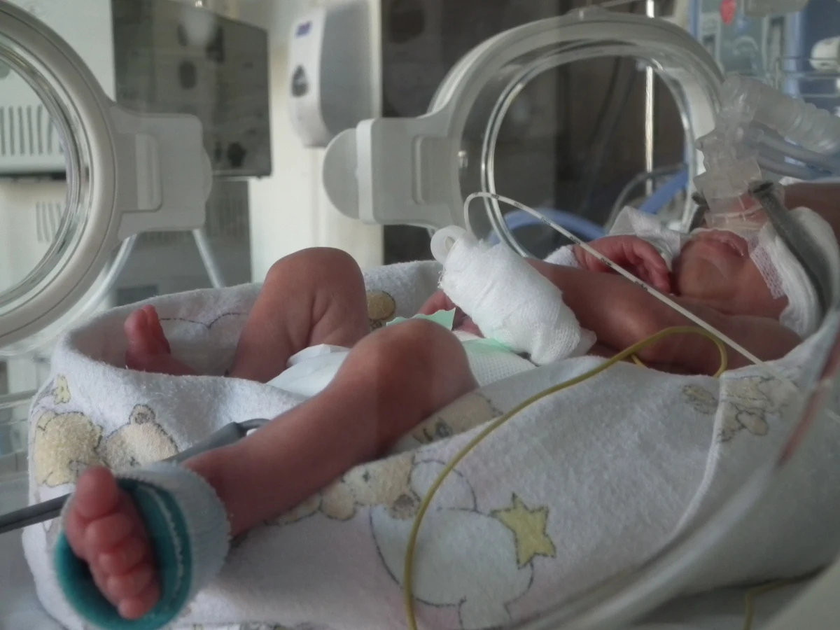 Poród wcale nie musi kojarzyć się tylko z silnym bólem i traumatycznym przeżyciem. Rodzącym kobietom przysługuje szereg praw, z których powinny świadomie korzystać i domagać się ich respektowania. Oto najważniejsze z nich.