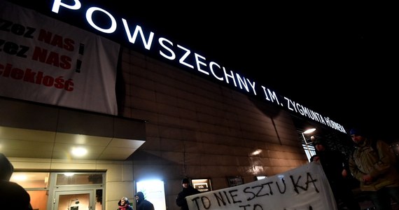 Teatr Powszechny w Warszawie wydał oświadczenie w związku z kontrowersjami wokół spektaklu "Klątwa" w reż. Olivera Frljicia. Zaapelował o "zaprzestanie medialnych manipulacji i mowy nienawiści".