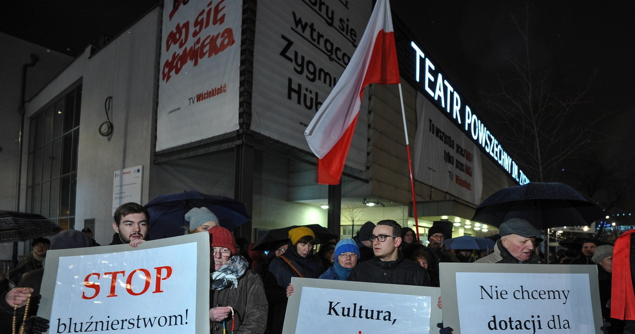  Apel o "zaprzestanie medialnych manipulacji i mowy nienawiści" wystosował stołeczny Teatr Powszechny, w którym wystawiany jest spektakl "Klątwa". Stanowczo protestujemy przeciwko wykorzystywaniu spektaklu w rozgrywkach politycznych - napisano w przesłanym PAP oświadczeniu.