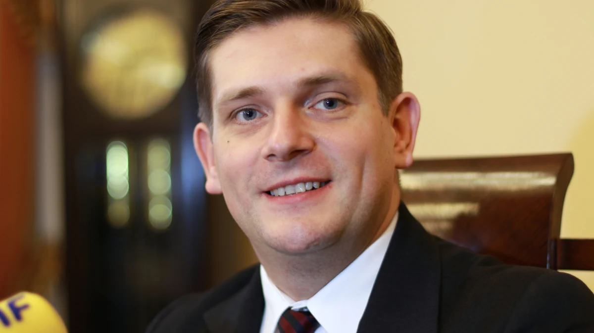 "Nie bardzo wiem, czego miałbym żałować. To były bardzo dosadne słowa i słowa oczywiście powiedziane w emocjach, dlatego że ta sprawa jest niesamowicie bolesna i niesamowicie emocjonująca" - tak gość Krzysztofa Ziemca w RMF FM Bartosz Kownacki odniósł się do swej czwartkowej wypowiedzi w Sejmie, kiedy to zwracając się do polityków Platformy Obywatelskiej stwierdził: "(...) macie krew 96 osób na rękach". W rozmowie z Krzysztofem Ziemcem wiceszef MON odpowiedział na wezwanie opozycji do przeprosin za te słowa: "Ja nie bardzo mam za co przepraszać, bo politycy Platformy Obywatelskiej ponoszą moralną odpowiedzialność, oczywiście w różnym stopniu - ci, którzy w ogóle sformułowali zarzut w postaci prywatnego aktu oskarżenia, nie wiem, czy w ogóle wtedy byli w rządzie PO, a przecież o tych wtedy mówiłem. Premier Tusk ponosi tę odpowiedzialność, pan minister Klich, pan minister Arabski - oni ponoszą moralną odpowiedzialność, a w niektórych sytuacjach również prawną (...) i mają te osoby (ofiary katastrofy - red.) na sumieniu, czy im się to będzie podobało, czy nie. No chyba że nie mają sumienia". Kownacki mówił również o sprawach wojska i zarzutach o czystkach ministra Antoniego Macierewicza. "Nikt w Polsce nie traktuje armii w kategoriach politycznych. Ja nawet nie wiem, jakie poglądy polityczne mają moi najbliżsi współpracownicy wojskowi. Nigdy takie pytanie nie pada, tego rodzaju rozmowa. Jest kryterium fachowości, kompetencji, przygotowania i myślę, że w Polsce najwyższy czas stawiać na młodych, dobrze wyszkolonych, 40- czy 50-letnich oficerów, którzy są dzisiaj gotowi, żeby pełnić te bardzo ważne i odpowiedzialne funkcje" - stwierdził.