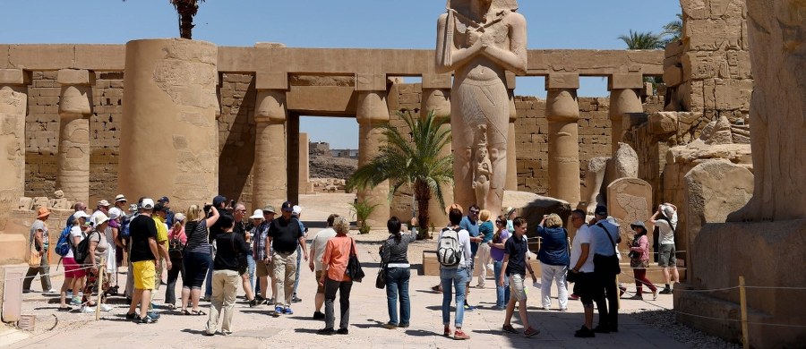 "Utrzymanie przez Wielką Brytanię zakazu lotów do egipskich ośrodków wypoczynkowych, mimo znaczącej poprawy warunków bezpieczeństwa na tamtejszych lotniskach, jest całkowicie niezrozumiałe i niesłuszne" – głosi wydane w sobotę oświadczenie egipskiej dyplomacji. ​"Stoi to w sprzeczności z wielokrotnie składanymi brytyjskimi obietnicami wspierania Egiptu" - zaznaczono w komunikacie. Oświadczenie zostało opublikowane bezpośrednio po rozmowach z udziałem ministra spraw zagranicznych Wielkiej Brytanii Borisa Johnsona, który w sobotę złożył wizytę w Kairze oraz prezydenta Egiptu Abda el-Fataha es-Sisiego i szefa egipskiej dyplomacji Sameha Hasana Szukriego.