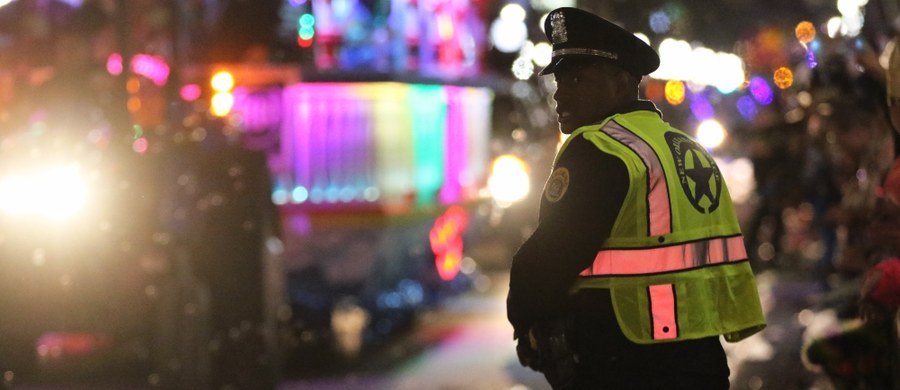 Prawie trzydzieści osób zostało rannych, gdy w tłum widzów na ulicznej karnawałowej paradzie Mardi Gras w Nowym Orleanie w Stanach Zjednoczonych wjechała półciężarówka. Kilka osób jest w stanie ciężkim, wśród rannych są kilkuletnie dzieci. Nie ma informacji o zabitych. Do zdarzenia doszło w sobotę wieczorem czasu lokalnego. Kierowca półciężarówki został już zatrzymany - poinformowała lokalna policja.